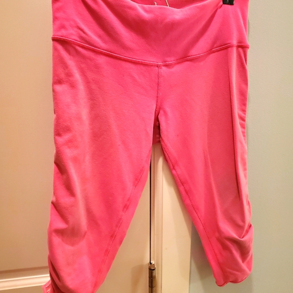 Lululemon bright pink size 6 vintage crop pants